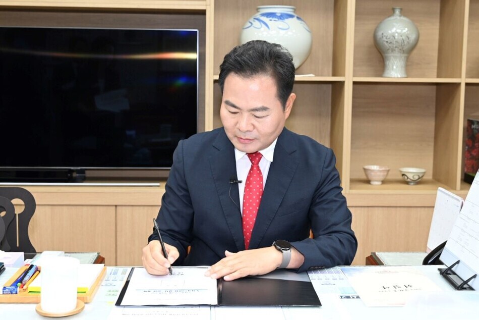 김학홍 문경시장이 제1호 결제를 하고 있다. 문경시 제공.