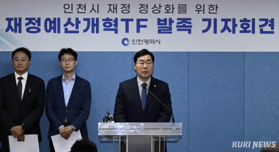 박찬대 인천시장은 10일 시청 브리핑룸에서 기자회견을 열고 있다.