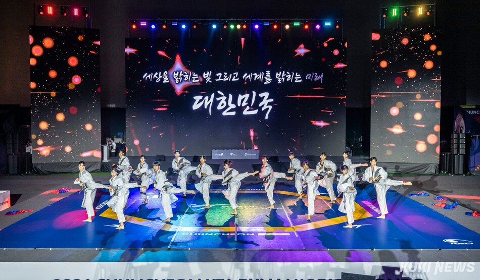 11일 개막한 ‘KTA 다이내믹 태권도’ 대회 참가자들이 화려한 발차기 퍼포먼스를 선보이고 있다.