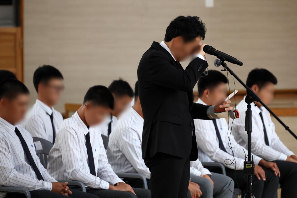 6일 오후 전남광주통합특별시 북구 광주제일고등학교 강당에서 배재고등학교 교장이 사과문을 낭독하다가 눈물을 흘리고 있다. 연합뉴스