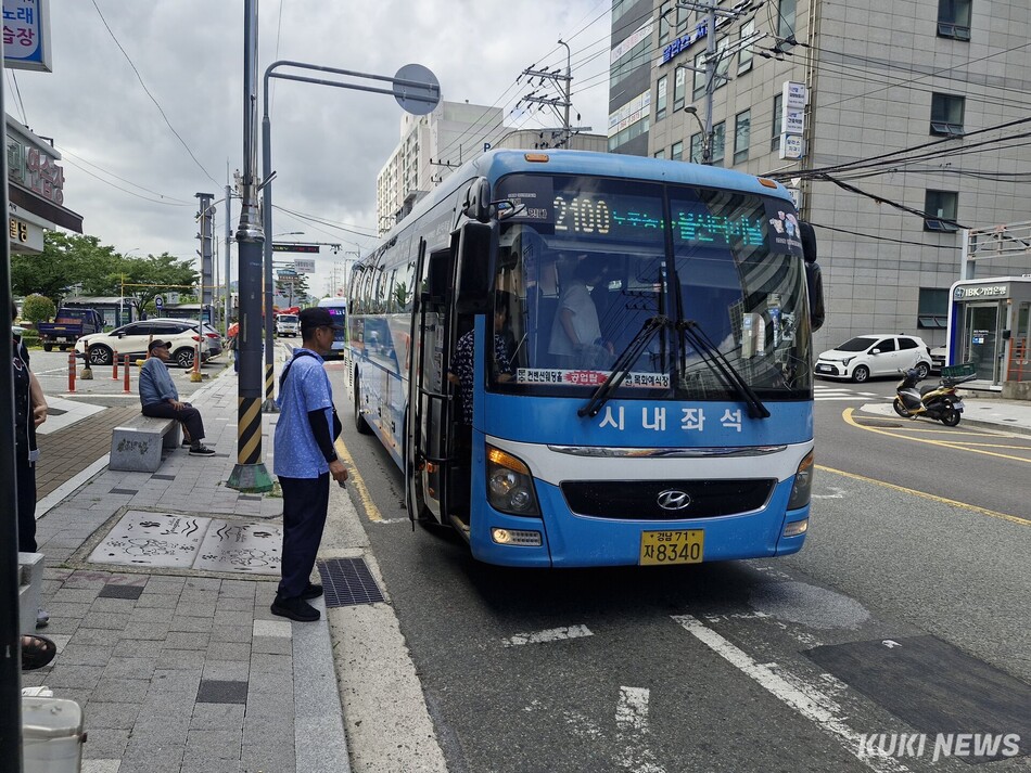 양산 덕계상설시장 정류장에 2100번 버스가 정차하고 있다. 신정윤 기자