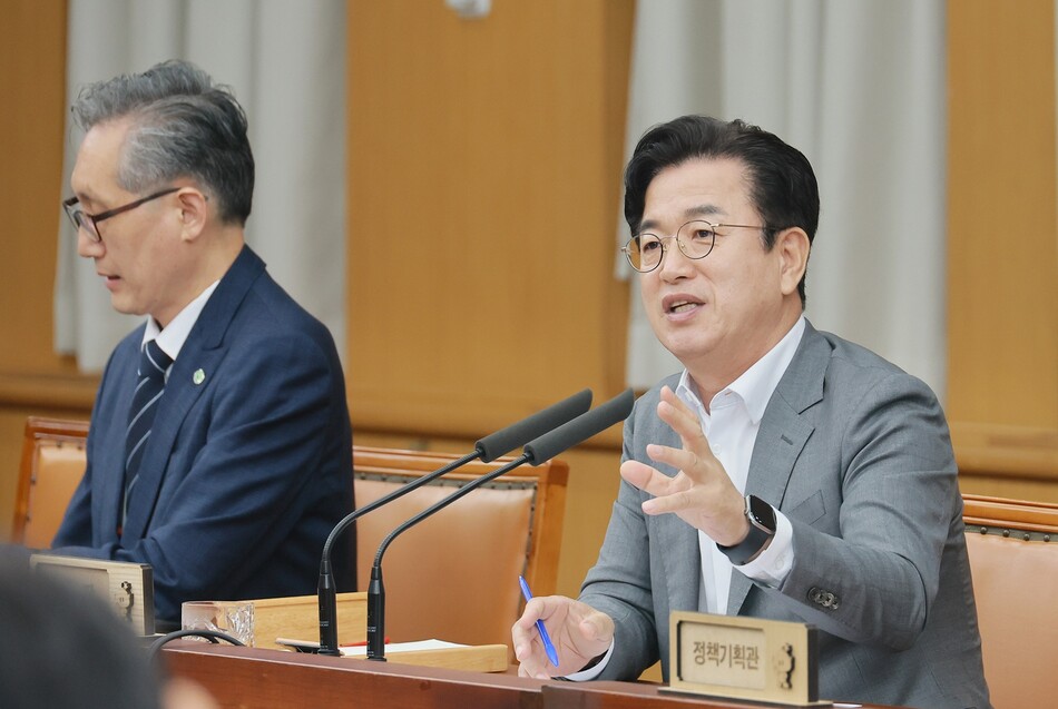 허태정 대전시장이 13일 주간업무회의를 주재하고 있다. 대전시