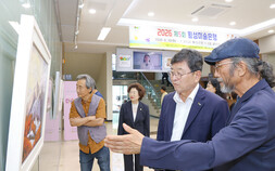[포토] 횡성군청 로비 장식한 ‘지역 작가 20인 작품’