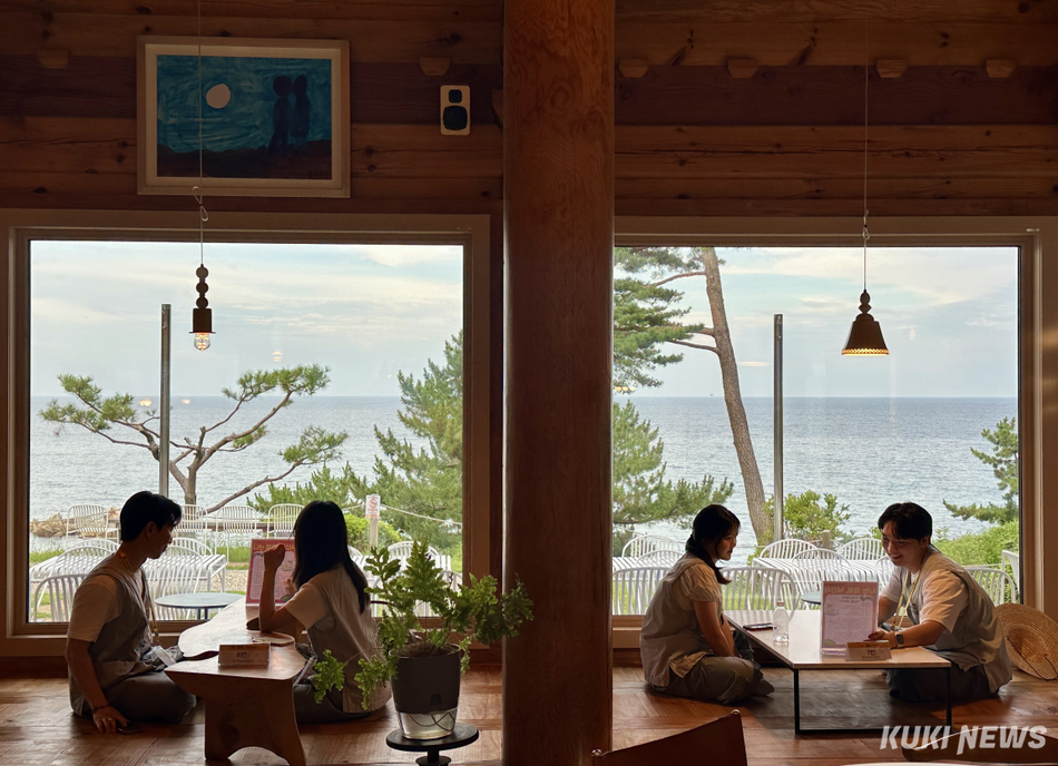 ‘나는 절로 낙산사’ 참가자들이 차담을 하며 서로를 알아가고 있다.