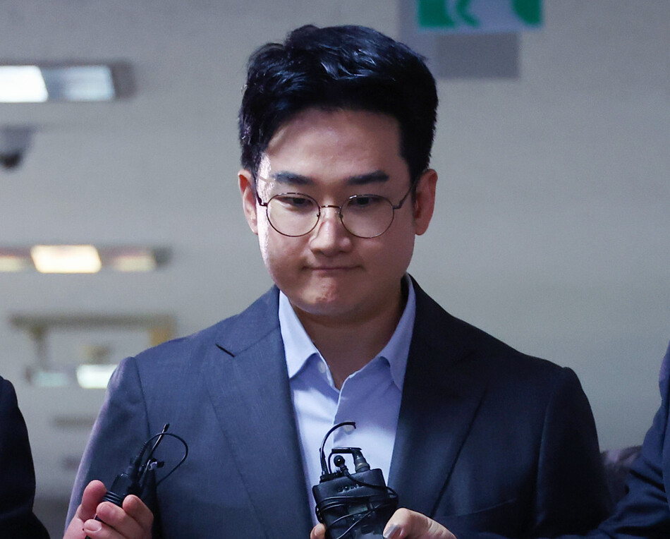 6·3 지방선거에서 피습 자작극 의혹을 받는 정이한 전 개혁신당 부산시장 후보가 8일 부산지방법원에 구속 전 피의자 심문(영장실질심사)에 출석하기위해 법정에 들어서고 있다. 연합뉴스
