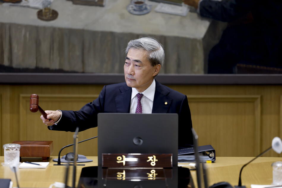 신현송 한국은행 총재가 16일 서울 중구 한국은행에서 열린 금융통화위원회 본회의에 참석해 의사봉을 두드리고 있다. 연합뉴스
