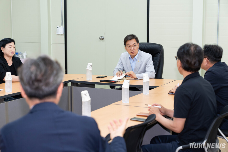 김중남 강릉시장이 2026 강릉 ITS 세계총회를 3개월여 앞두고 지난 17일 도시정보센터와 강릉컨벤션센터 등 핵심 시설의 준비 상황을 점검하고 있다. 강릉시 제공