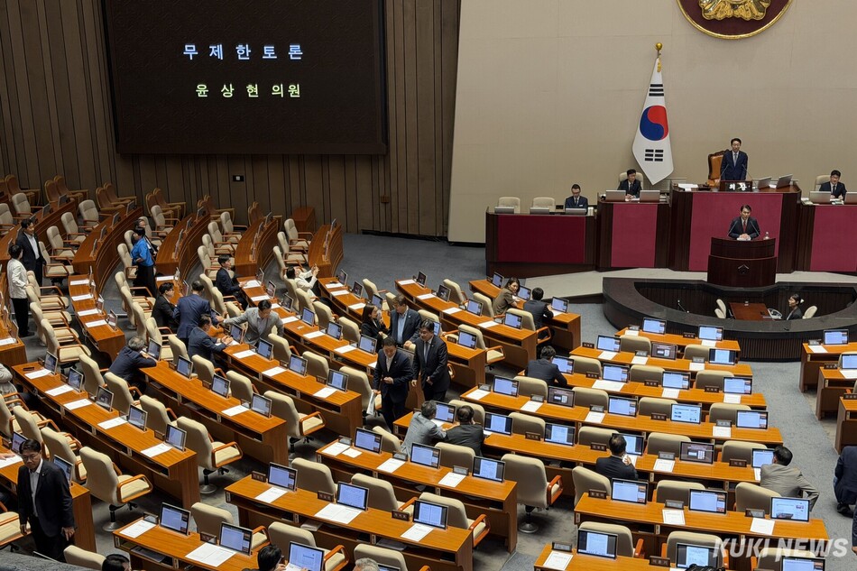 윤상현 국민의힘 의원이 20일 국회에서 열린 본회의에서 ‘윤석열·김건희에 의한 내란·외환 및 국정농단 행위의 진상규명을 위한 특별검사 임명 등에 관한 법률 일부개정법률안’에 대해 필리버스터를 시작하자 더불어민주당 의원들이 본회의장을 떠나고 있다. 유병민 기자