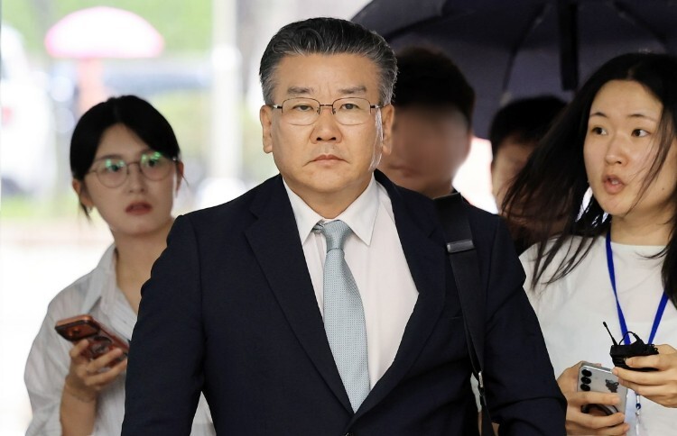 직권남용 혐의로 구속영장이 청구된 유병호 감사원 감사위원(차관급)이 지난 20일 서울 서초구 서울중앙지법에서 열린 구속 전 피의자 심문(영장실질심사)에 출석하고 있다. 사진공동취재