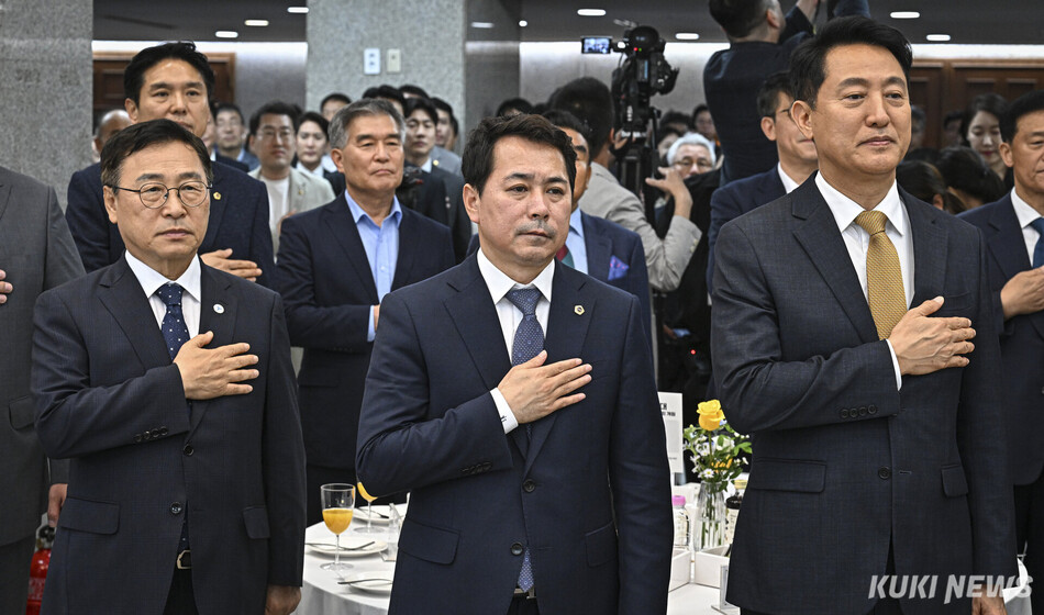 왼쪽부터 정근식 서울시 교육감과 임만균 서울시의회 의장, 오세훈 서울시장. 남동균 기자